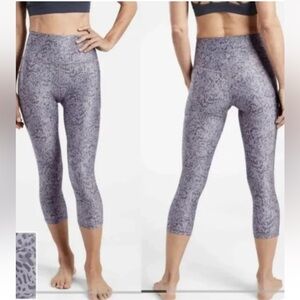 Athleta Salutation Stash Pocket II Print Capri Tempest Violet Women’s Size SP